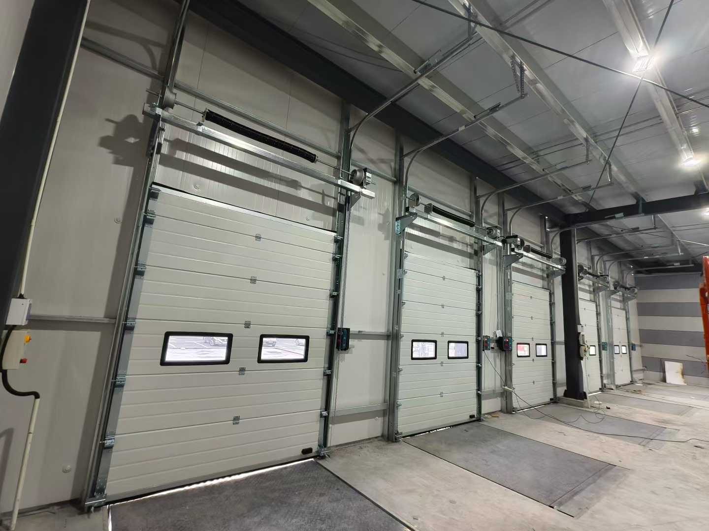 Penghantaran Pintu Keratan Perindustrian dan Dok Levelers untuk Projek Gudang